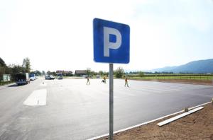 PARKIRIŠČE PRED OŠ CERKNICA  29 FOTO LJUBO VUKELIČ